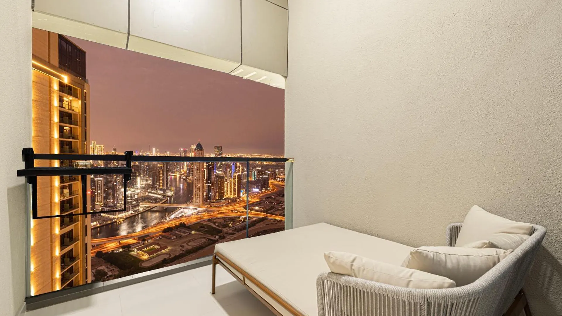 Urbanhomes - Luxury And Cozy 3Bdr Apartment In Business Bay Canal View Dubai 0*,