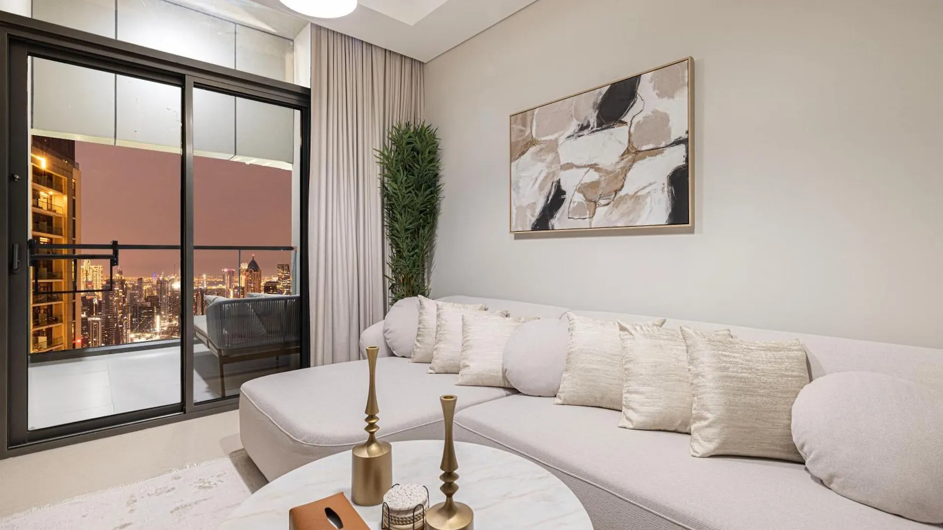 Urbanhomes - Luxury And Cozy 3Bdr Apartment In Business Bay Canal View Dubai United Arab Emirates