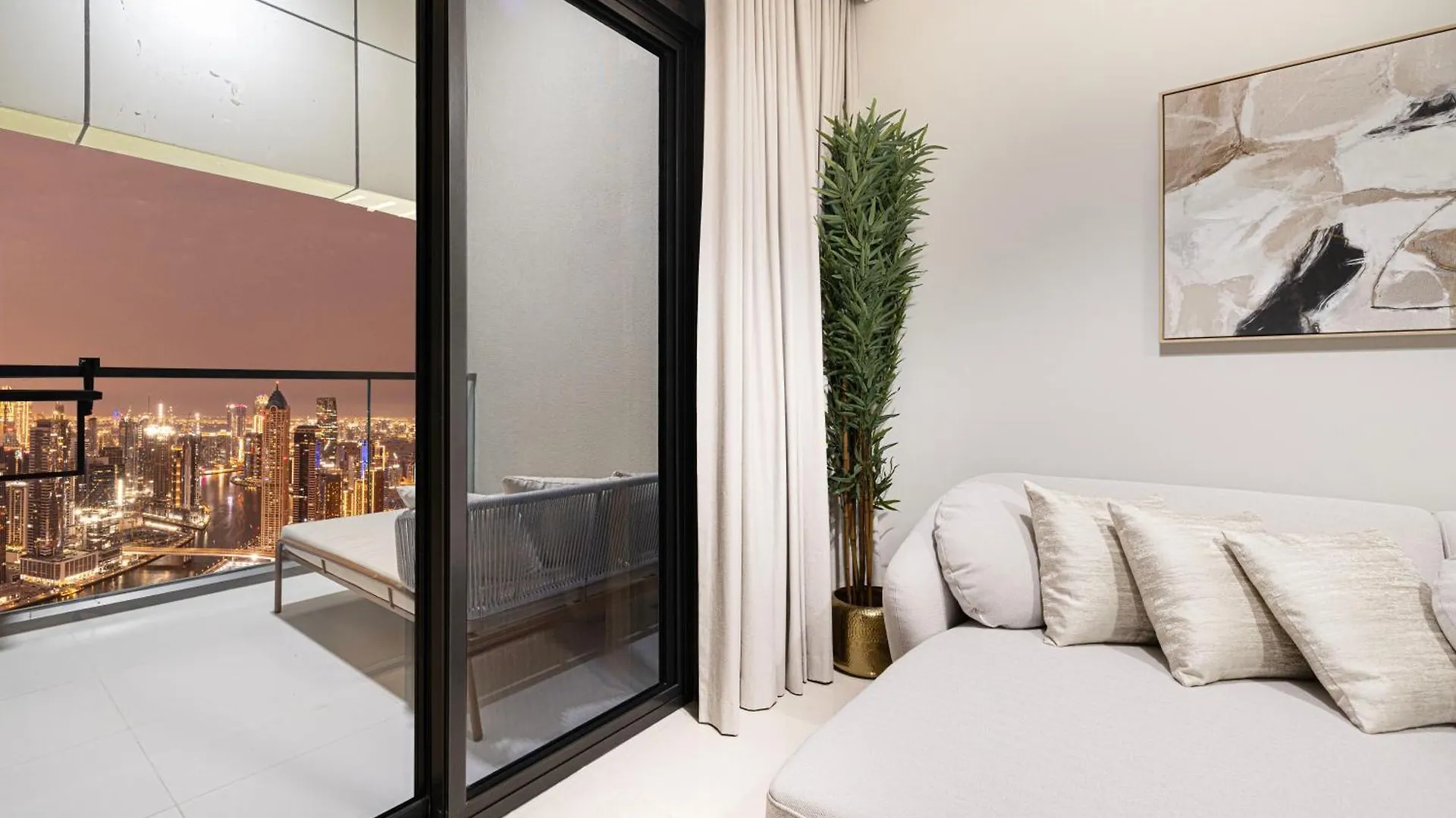Urbanhomes - Luxury And Cozy 3Bdr Apartment In Business Bay Canal View Dubai