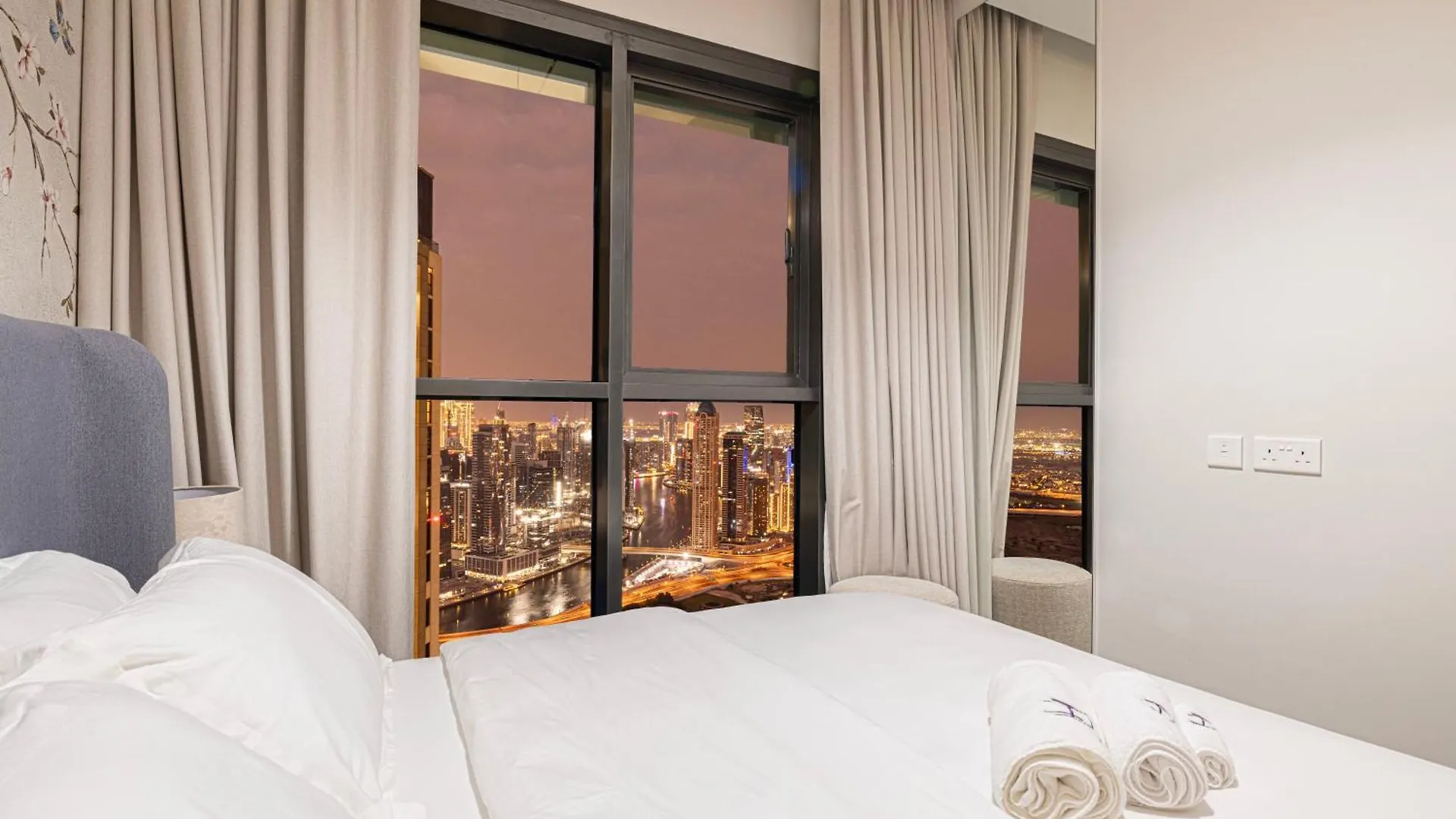 Urbanhomes - Luxury And Cozy 3Bdr Apartment In Business Bay Canal View Dubai