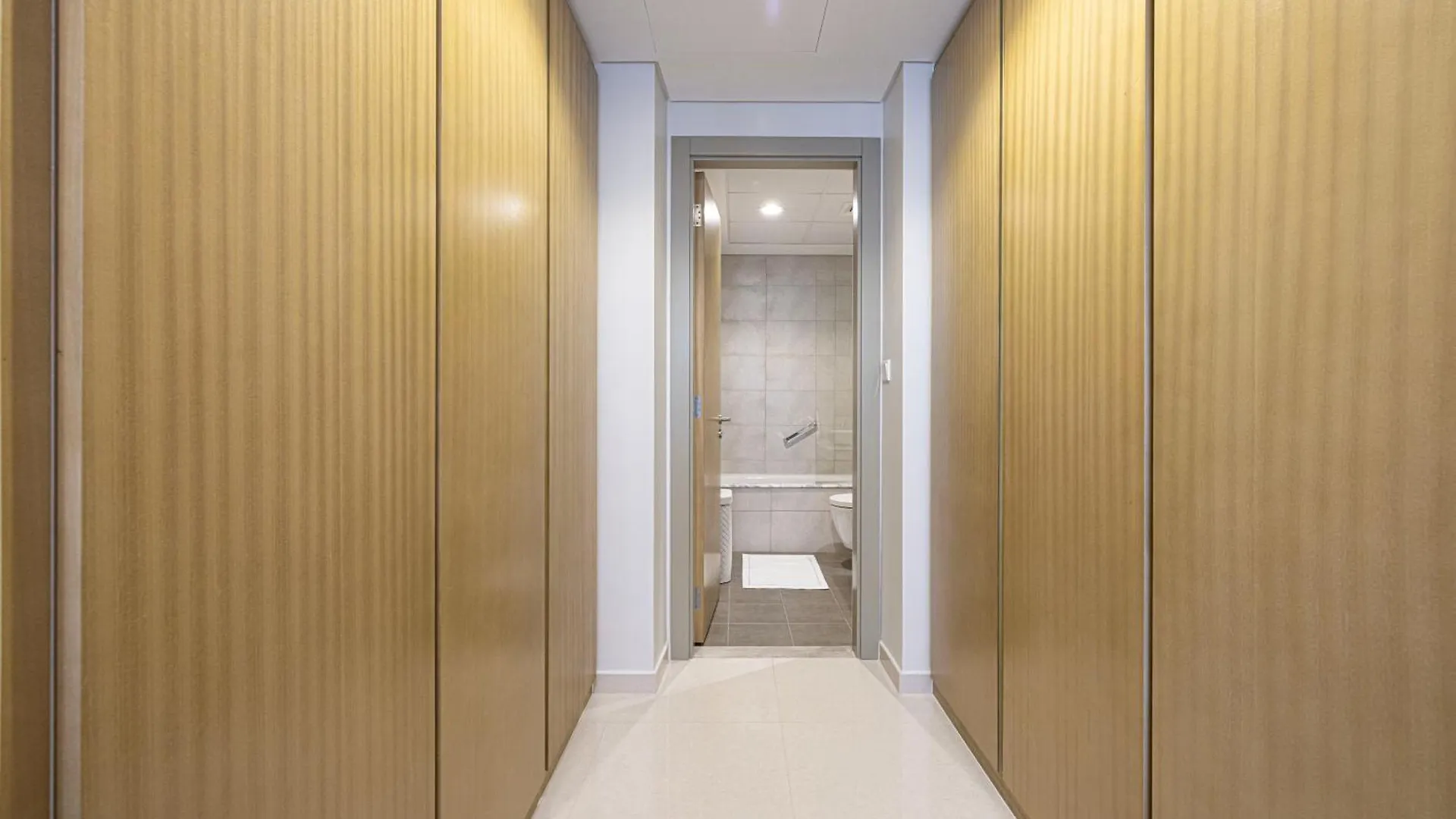 Urbanhomes - Luxury And Cozy 3Bdr Apartment In Business Bay Canal View Dubai