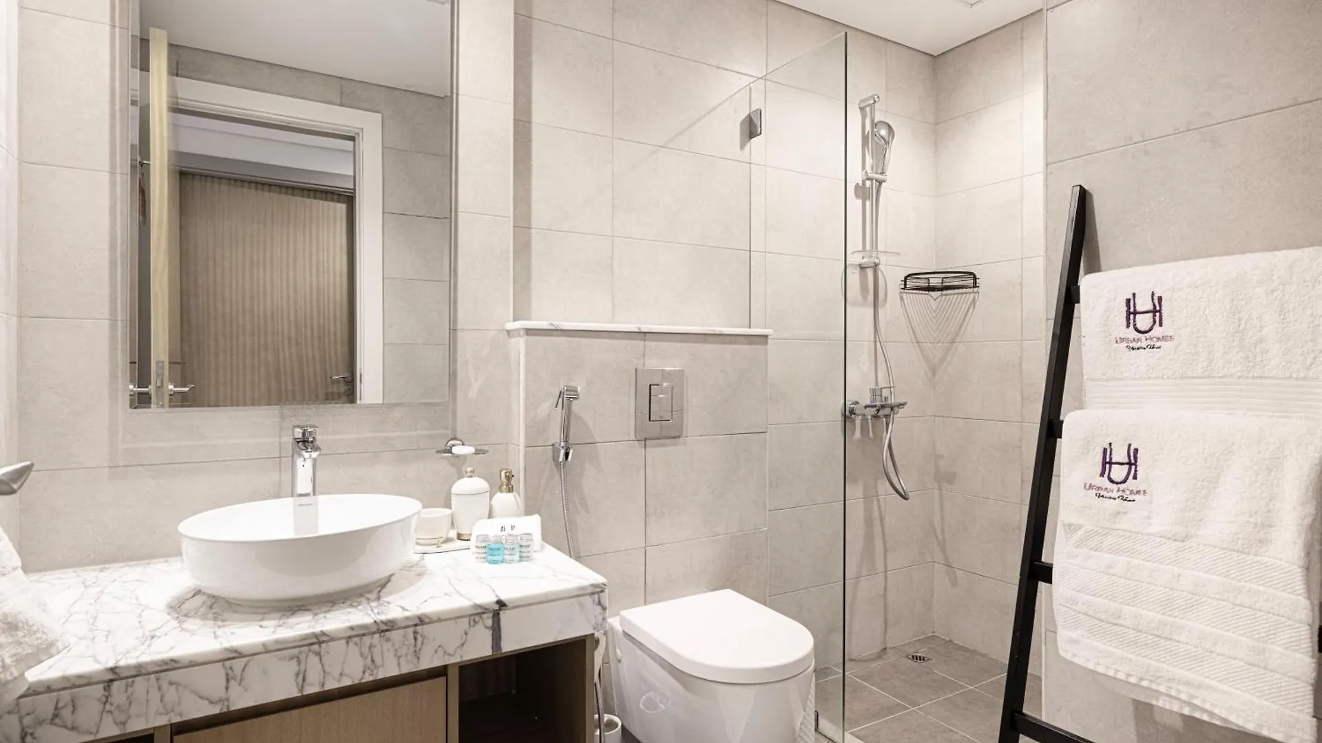 Urbanhomes - Luxury And Cozy 3Bdr Apartment In Business Bay Canal View Dubai