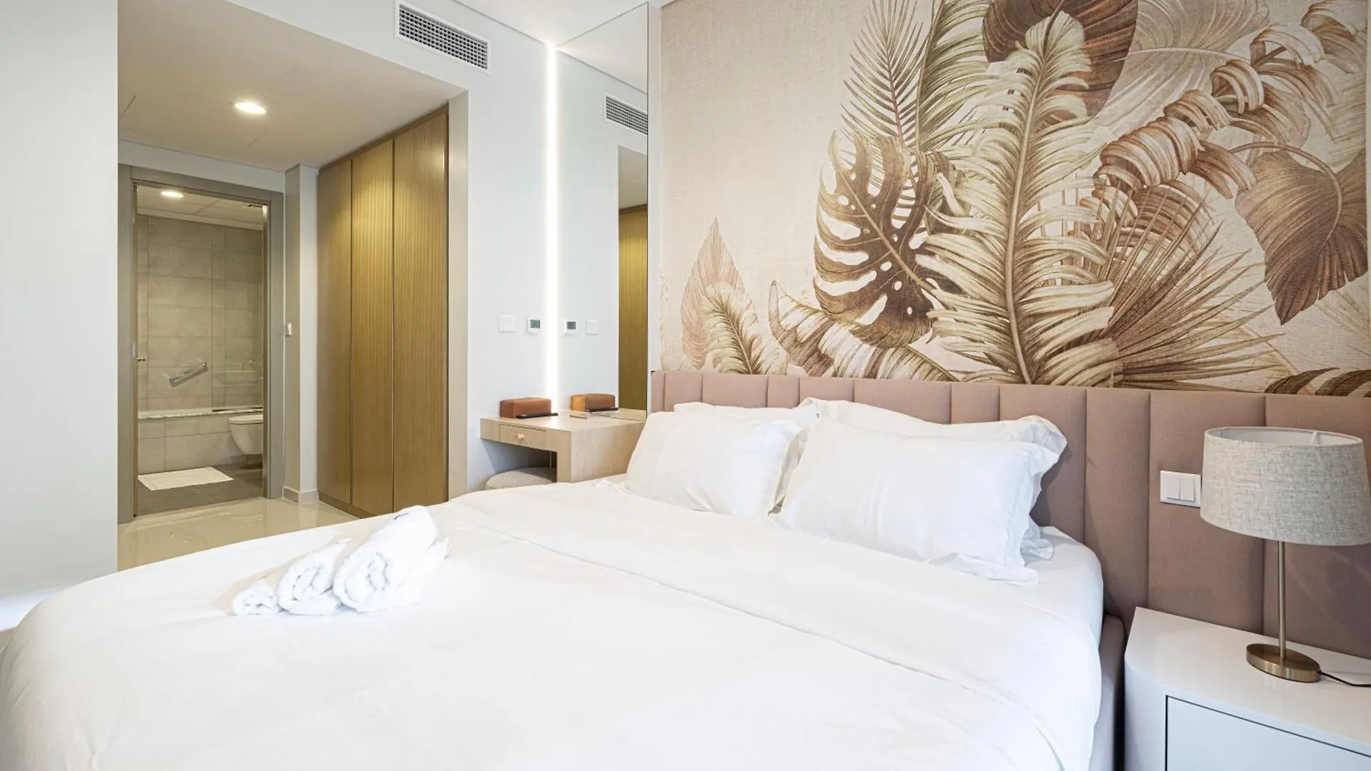 Urbanhomes - Luxury And Cozy 3Bdr Apartment In Business Bay Canal View Dubai