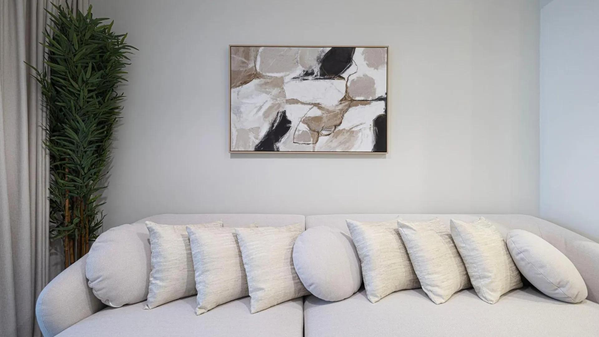 Urbanhomes - Luxury And Cozy 3Bdr Apartment In Business Bay Canal View Dubai