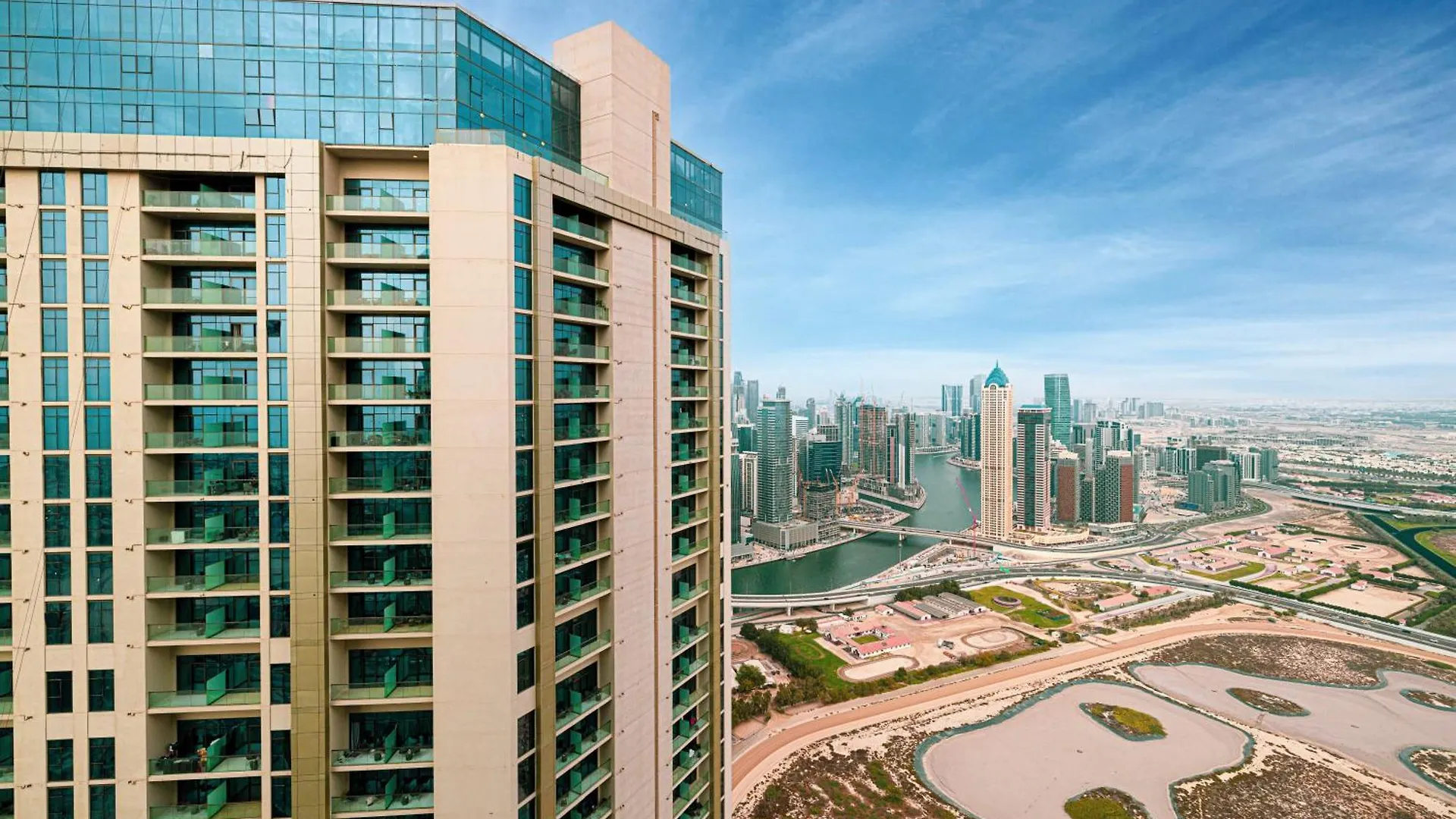 Urbanhomes - Luxury And Cozy 3Bdr Apartment In Business Bay Canal View Dubai