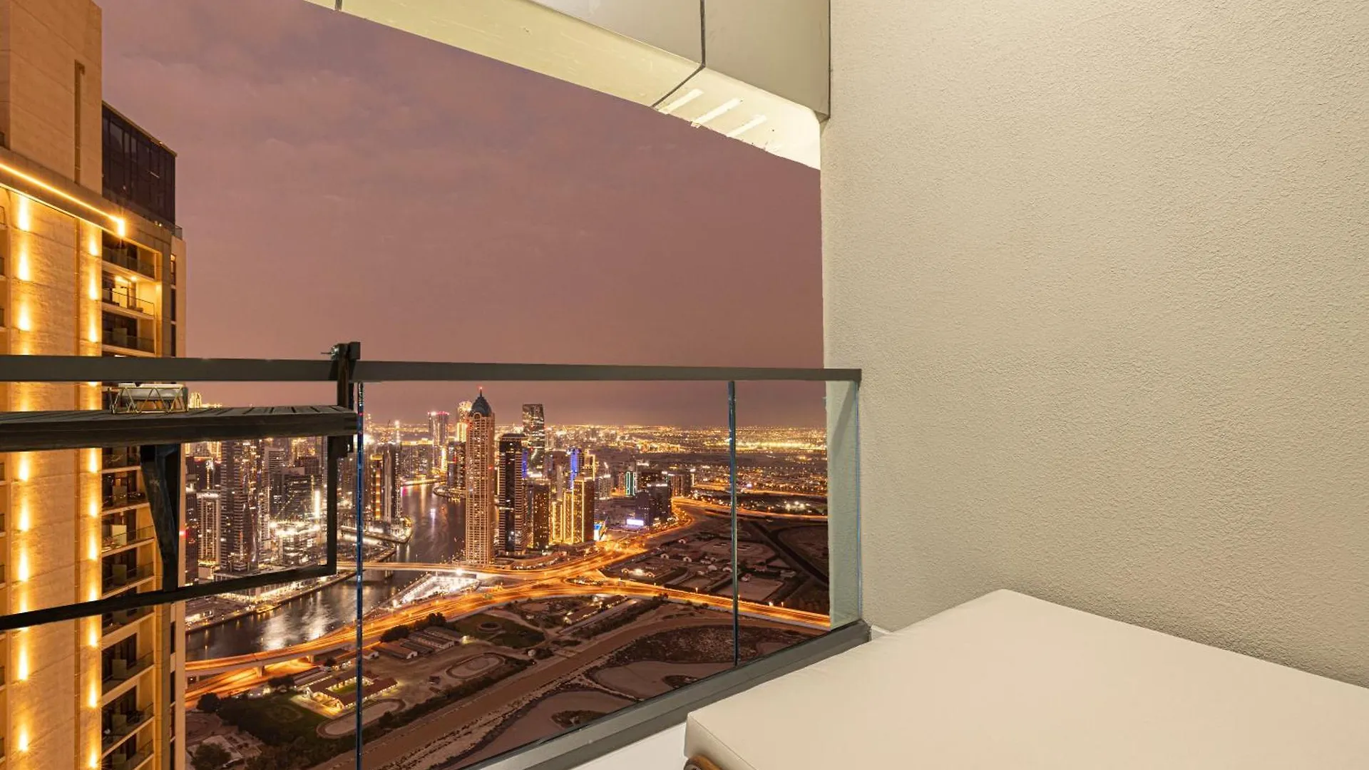 Urbanhomes - Luxury And Cozy 3Bdr Apartment In Business Bay Canal View Dubai Verenigde Arabische Emiraten