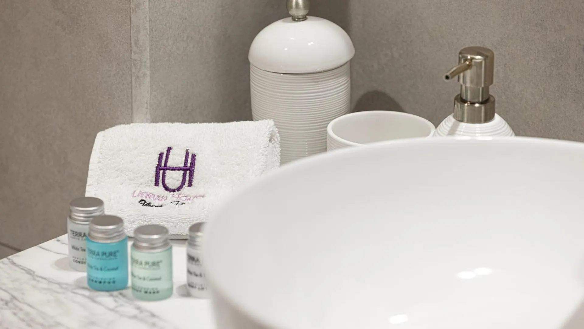 Urbanhomes - Luxury And Cozy 3Bdr Apartment In Business Bay Canal View Dubai