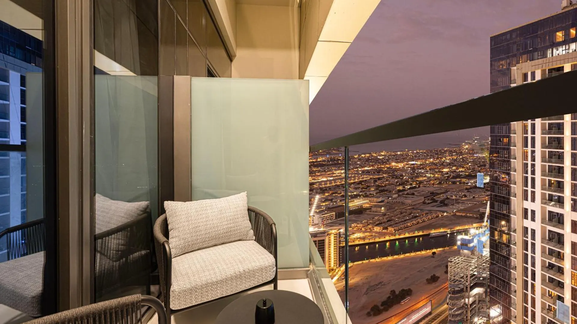 Urbanhomes - Luxury And Cozy 3Bdr Apartment In Business Bay Canal View Dubai