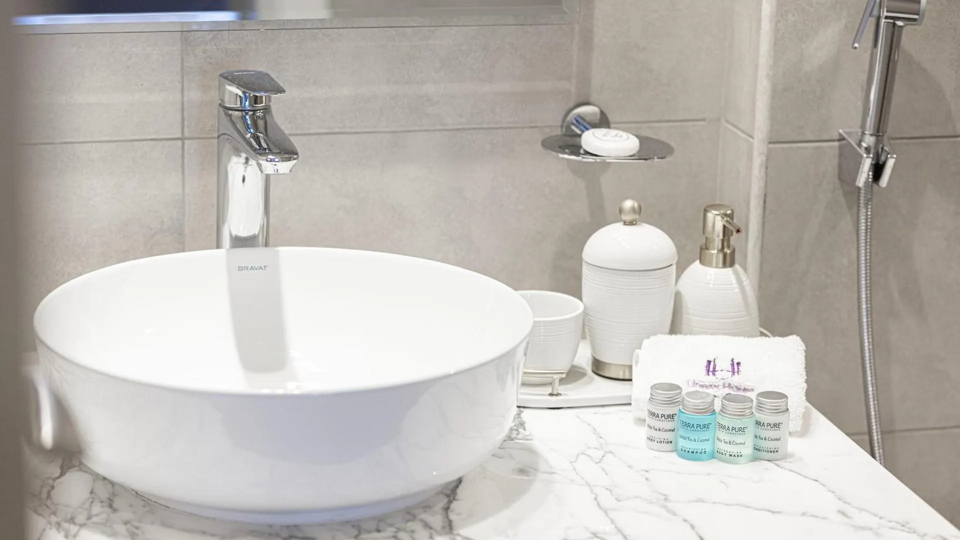 Urbanhomes - Luxury And Cozy 3Bdr Apartment In Business Bay Canal View Dubai