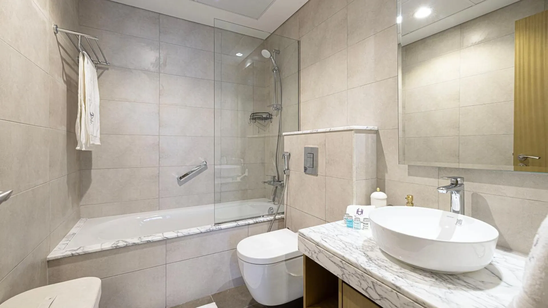 Urbanhomes - Luxury And Cozy 3Bdr Apartment In Business Bay Canal View Dubai